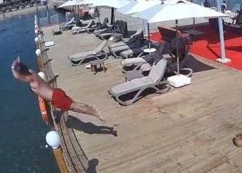 Tragjedi në pushime: 39-vjeçari humb jetën pasi u hodh me kokë në ujë vetëm 50 cm të thellë