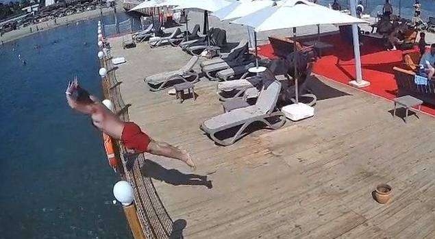 Tragjedi në pushime: 39-vjeçari humb jetën pasi u hodh me kokë në ujë vetëm 50 cm të thellë