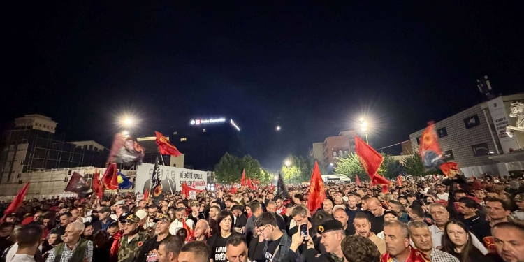 Sheshi mbushet me qytetarë në ditën e katërt të protestës kundër vendimit të Hagës/PAMJE