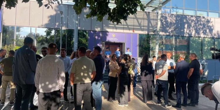 PDK dhe Aleanca bllokojnë sërish Qeverinë, aktivistë e asamblistë nga Prizreni e Suhareka i bashkohen aksionit