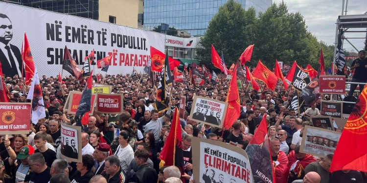 “S’ka qetësi nëse vendimi sjell padrejtësi”, këto janë mesazhet e qytetarëve përmes pankartave