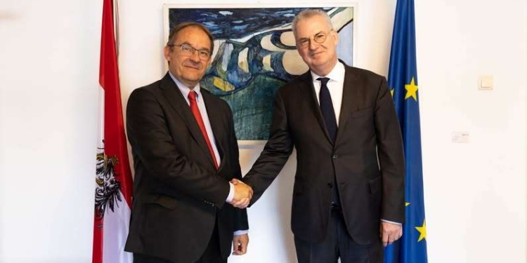 Schuebel takohet me ambasadorin austriak: “Qasja konstruktive është kyçe për marrëdhëniet Kosovë-BE”