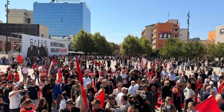 Retuers raporton për protestën e sotme kundër dënimit të ish-krerëve të UÇK’së: Mijëra njerëz morën pjesë
