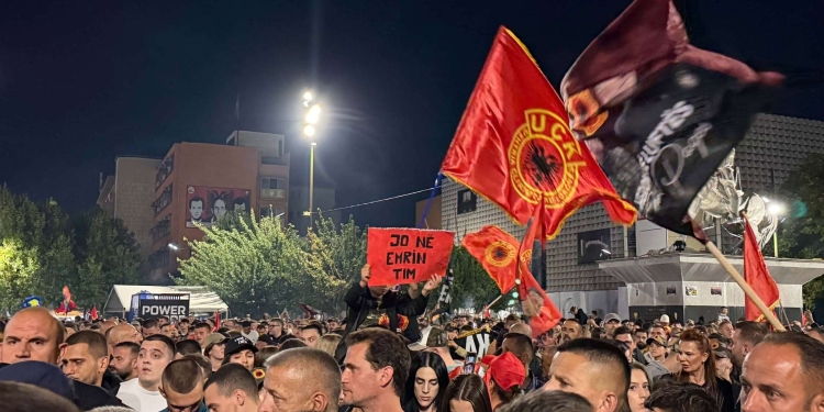 Protesta kundër vendimit të Speciales -Pjesëmarrësit e thonë betimin e ushtarit të UÇK’së