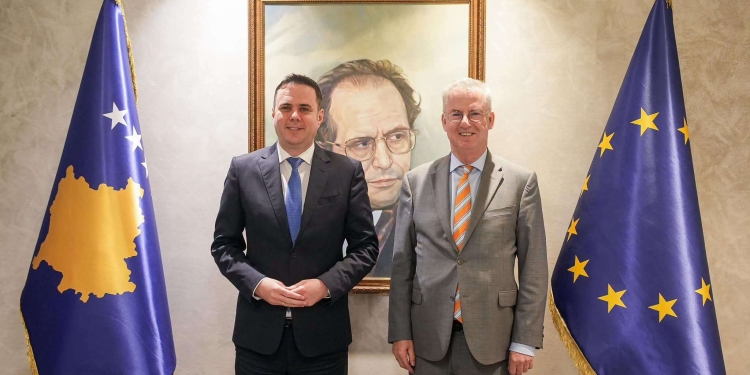 “Funksionalizimi i institucioneve”, Abdixhiku takon ambasadorin e BE-së, në fokus zhvillimet politike