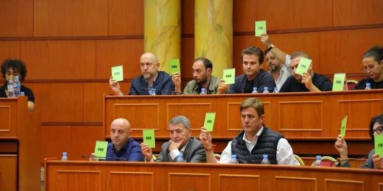 Bashkia e Tiranës shpall krerët e UÇK-së, Thaçi, Veseli, Krasniqi e Selimi “Qytetarë Nderi”