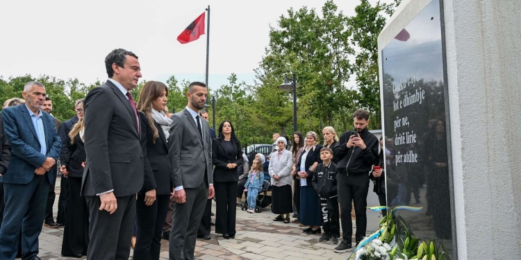Haxhiu përkujton 23 martirët e familjes Deliu dhe tre dëshmorët e rënë në Abri