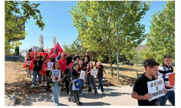 “Jo në emër të studentëve”, protestojnë një grup studentësh