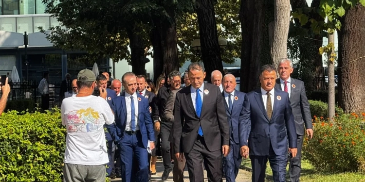 Deputetët e PD’së me stemën e UÇK’së në kostumet e tyre