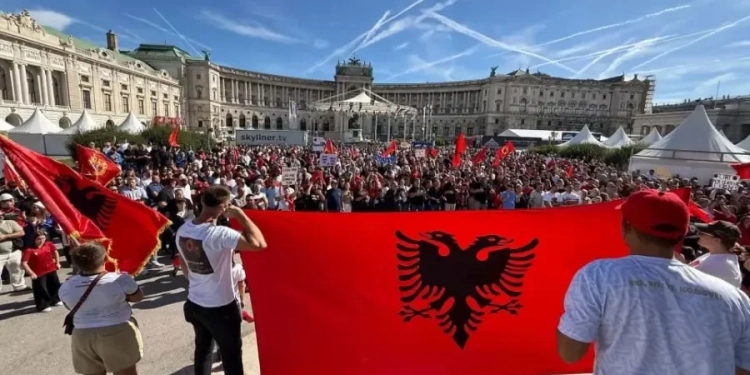 Protestë në Vjenë kundër aktgjykimit të Speciales: “Jo në emrin tim”, “Liri për çlirimtarët e Kosovës”