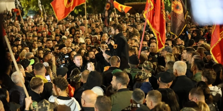 Haziri fton qytetarët në natën e 12-të të protestës: Edhe sonte, zëri ynë nuk hesht
