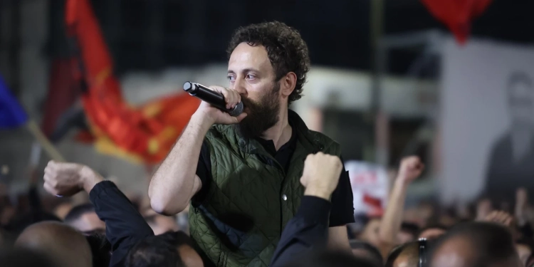 “Liria është edhe përgjegjësi” – mesazhi i Hazirit në natën e tetë të protestës