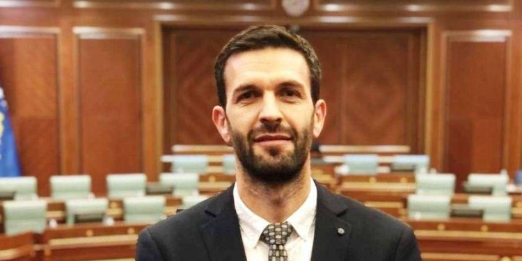 Rrahmani godet VV-në: I japin tokë Manastirit, miliona organizatave serbe, pastaj flasin për patriotizëm