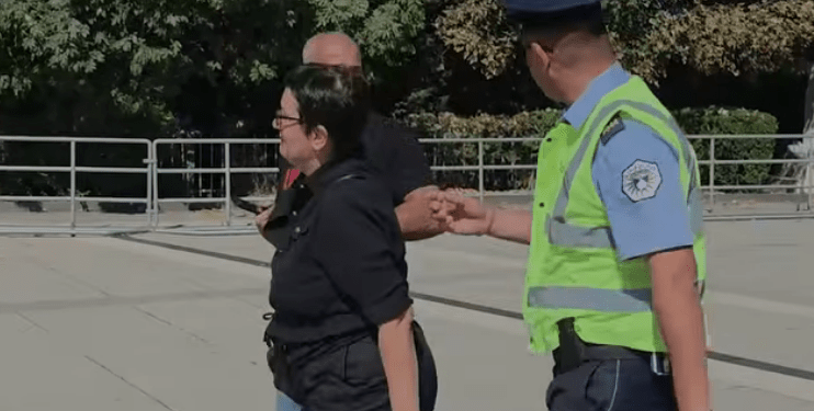 “Nuk kaloi në zebra”- Policia tenton ta ndalojë Aida Dërguti, ndërhyjnë qytetarët që po marrin pjesë në protestë