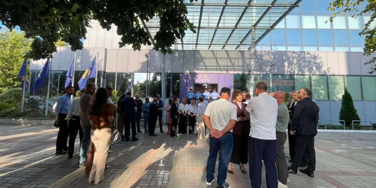 Deputetët e PDK-së dhe Aleancës bllokojnë sërish hyrjen e Qeverisë