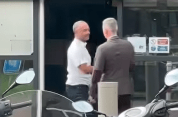 Pamje nga Haga, avokati Prosper dhe Çollaku në disponim të mirë para vizitës te Hashim Thaçi
