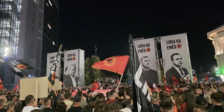 Për të 14-tën natë, vazhdon protesta në Prishtinë kundër aktgjykimit të Speciales