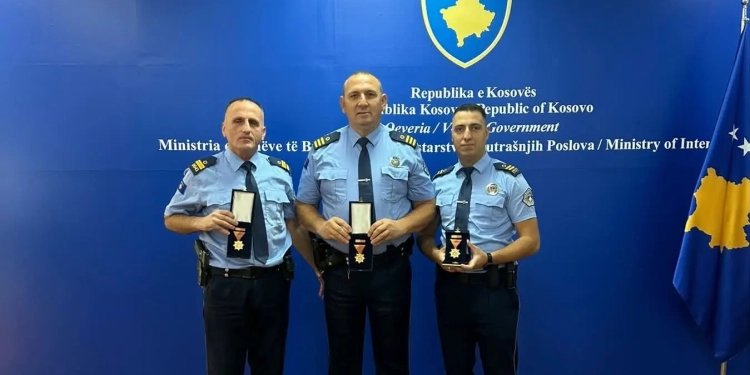 Heroizëm në uniformë, tre policë të Podujevës nderohen me medalje për shpëtimin e jetës