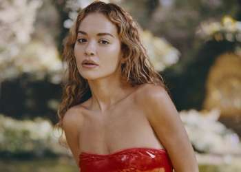 Rita Ora mbetet pa fjalë, në rrugë i del përpara vetura me emrin e saj në targa