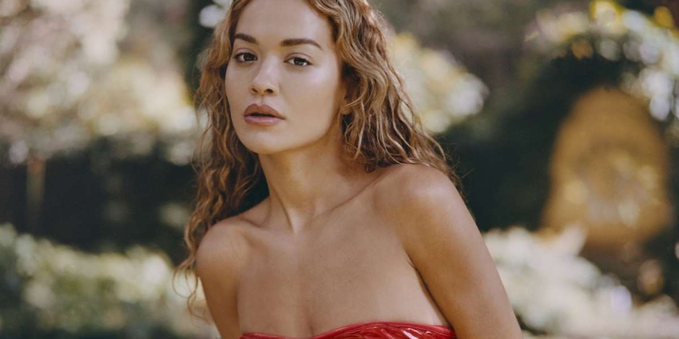 Rita Ora mbetet pa fjalë, në rrugë i del përpara vetura me emrin e saj në targa