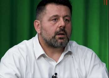 Bekë Berisha për Elvis Hoxhën: “Djalë i keq, kooperativ dhe i dëmshëm”