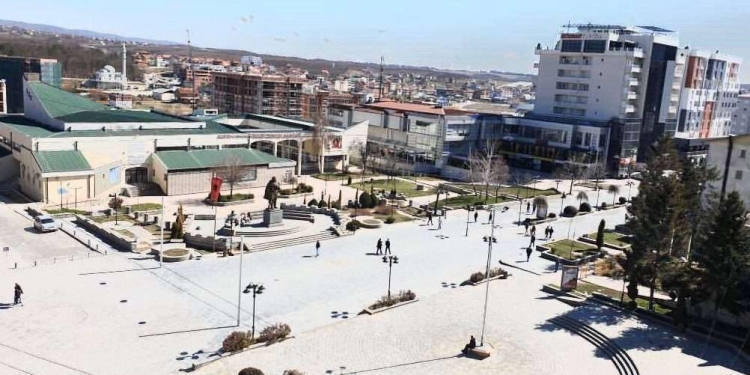 Komuna e Skenderajt organizon përcjelljen e vendimit të Gjykatës në shesh