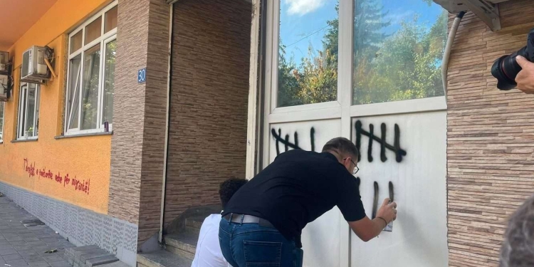 Vdekjet e punëtorëve, aksion simbolik pranë zyrave të Inspektoratit Qendror të Punës