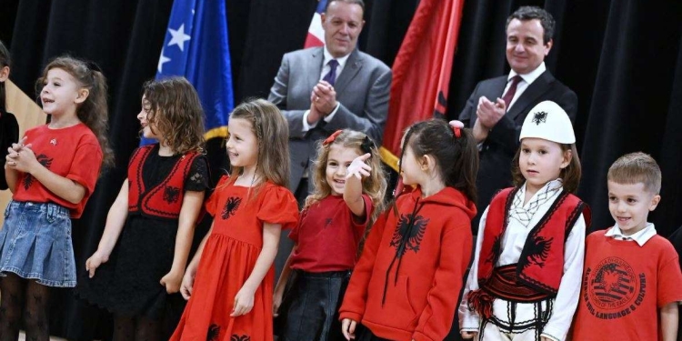 Kurti viziton shkollën në New York ku mësohet shqip: Gjuha shqipe të ruhet e kultivohet brez pas brezi