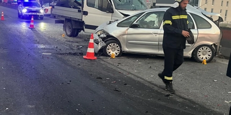 Aksident tragjik në autostradën Durrës-Tiranë, përplasen 5 automjete, një i vdekur