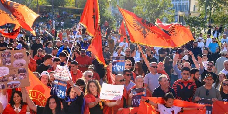 Mediat franceze: Mbi 600 shqiptarë protestojnë në Mulhouse kundër dënimeve të ish-krerëve të UÇK-së
