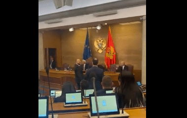 Kaos në Kuvendin e Malit të Zi për shkarkimin e Mandiqit, dështon seanca