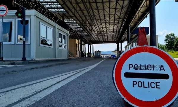 Dogana ndalon kontrabandën në kufi: Zbulohen mbi 2 kg marihuanë
