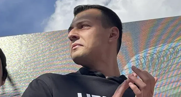 “Unë të dua, ti e din”, Endrit Thaçi publikon fjalinë e dikurshme të babait të tij