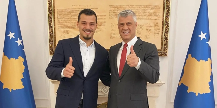 Djali i Thaçit: Të presim në Kosovë, babë, bashkë me shokët