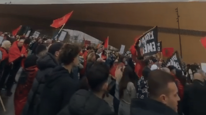 Bashkatdhetarët në Finlandë nuk i ndal as shiu e i ftohti: Protestojnë kundër aktgjykimit dënues të Gjykatës Speciale