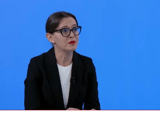 Kabashi-Ramaj emocionohet teksa flet për verdiktin e Hagës: “Bashkëndjejmë me familjet e çlirimtarëve”