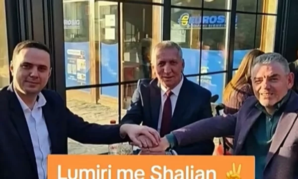 Antoni Quni i pajton Lumir Abdixhikun me Kujtim Shalën, publikon fotografi me ta