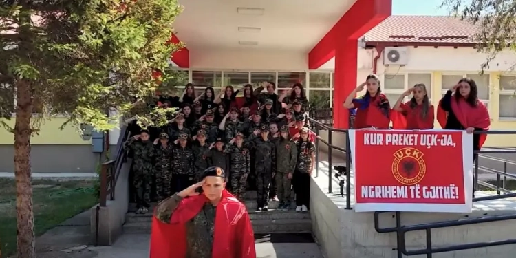 Nxënësit e shkollës “Hysen Rexhepi” në Prizren: Kur preket UÇK-ja, ngrihemi të gjithë
