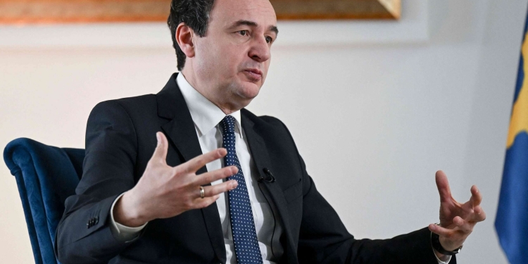 Kurti takohet me përfaqësuesit e komuniteteve, diskutohet kandidati i përbashkët me LDK-në