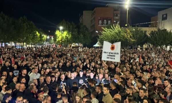 Protesta në Prishtinë vazhdon edhe sonte, qytetarët thirren të mblidhen në shesh