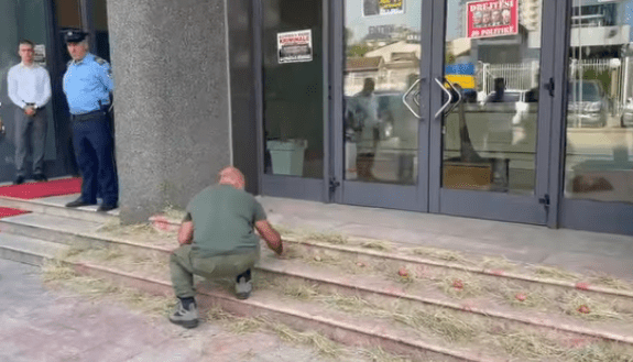 Pllashniku me pulë, vezë e bar para Kuvendit: Do t’i qesim me ra ‘klluq’ deputetët