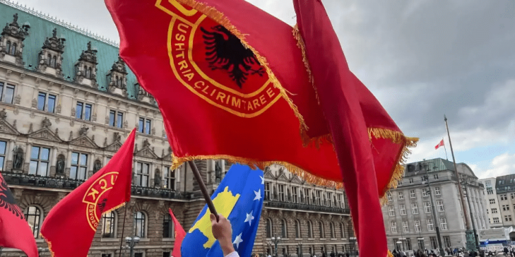 Sot protesta në disa qytete të Evropës: Shqiptarët në mbështetje të ish-krerëve të UÇK-së
