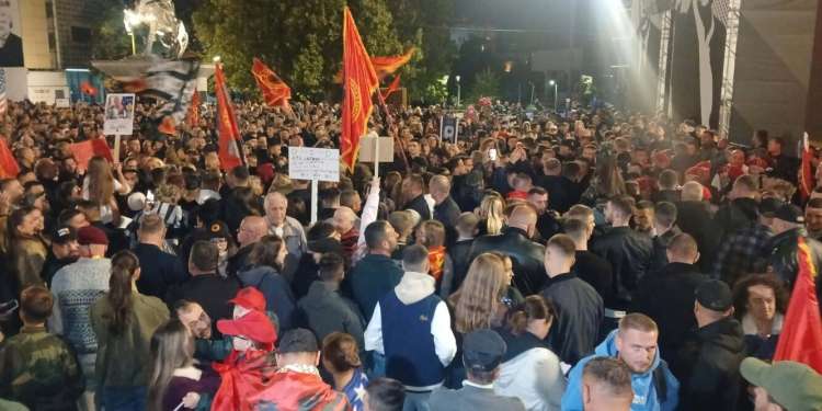 Nata e nëntë e protestave në Prishtinë, qytetarët mblidhen në shesh kundër aktgjykimit të Speciales