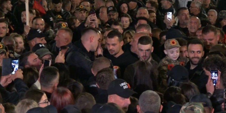 Qytetarët mblidhen në shesh në natën e 13 të protestës kundër aktgjykimit të Speciales