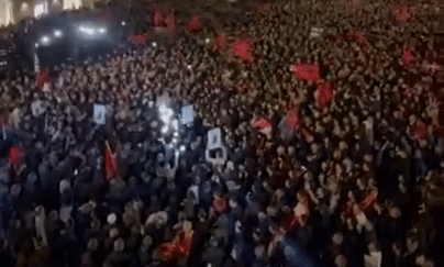 Vlora Çitaku publikon pamje nga protesta e sotme në Prishtinë: Betohemi, s’kemi me u ndalë