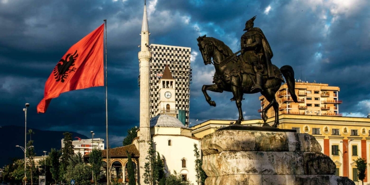 Paga mesatare në Shqipëri arrin në rreth 1 mijë euro