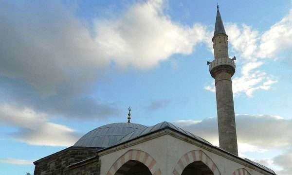 Arrestohen dy hajna që vodhën para në arkën e xhamisë në Lipjan