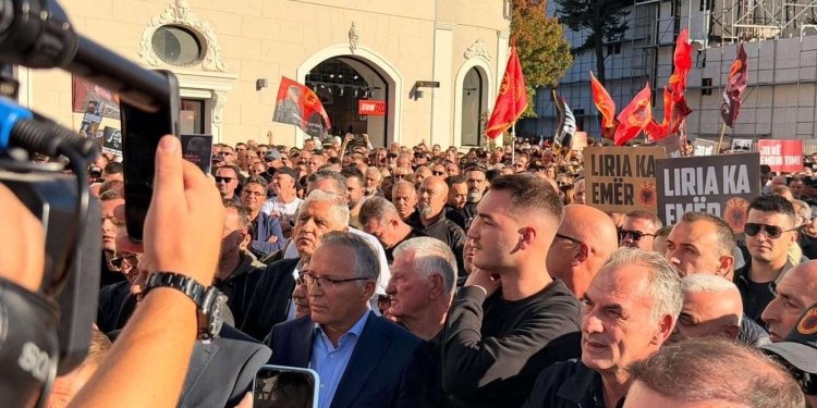 “JO NË EMRIN TIM” vazhdon protestën, qytetarët pritet të mblidhen sonte në shesh për të 17-tën ditë radhazi