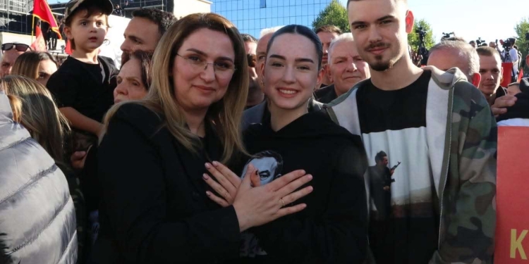 “Zëri i studentëve u bë zëri i lirisë” – Shqipe Selimi reagon pas marshit për UÇK-në