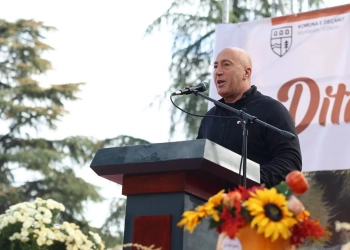 Haradinaj merr pjesë në “Ditën e Gështenjës” në Deçan, falënderon fermerët dhe kryetarin Ramosaj